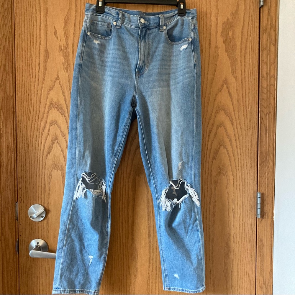 American Eagle Light-wash Mom Jeans